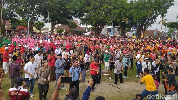 Sejumlah budayawan dan seniman ikut menari sluku-sluku bathok di Alun-Alun Kota Magelang, Minggu (2/7/2023).