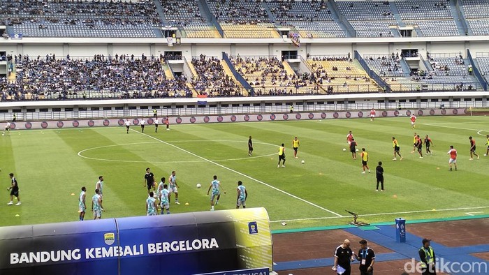 Suasana sebelum laga Persib vs Madura United di Stadion GBLA, Minggu (2/7/2023).
