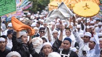 Terlihat situasi ramai peziarah berjalan kaki di dekat pemakaman keramat (Foto: Deni Wahyono)