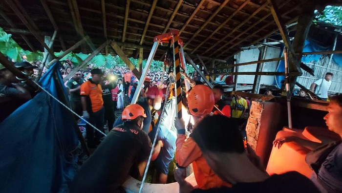 Tim SAR mengevakuasi mayat warga Jenar, Sragen, dari dalam sumur, Minggu (2/7/2023).