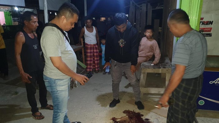 TKP pria dengan luka sayat di perut ditemukan di Kampar, Riau. (Foto: Istimewa)