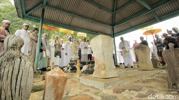 Tradisi Ziarah Kute Seribu merupakan wisata religi di Bangka Barat.