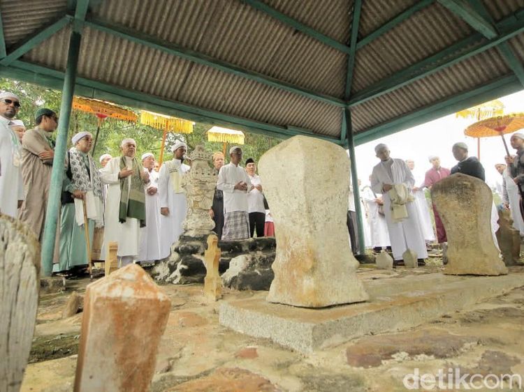 Potret Ribuan Orang Ikut Ziarah Kute Seribu di Makam Keramat Pulau Bangka