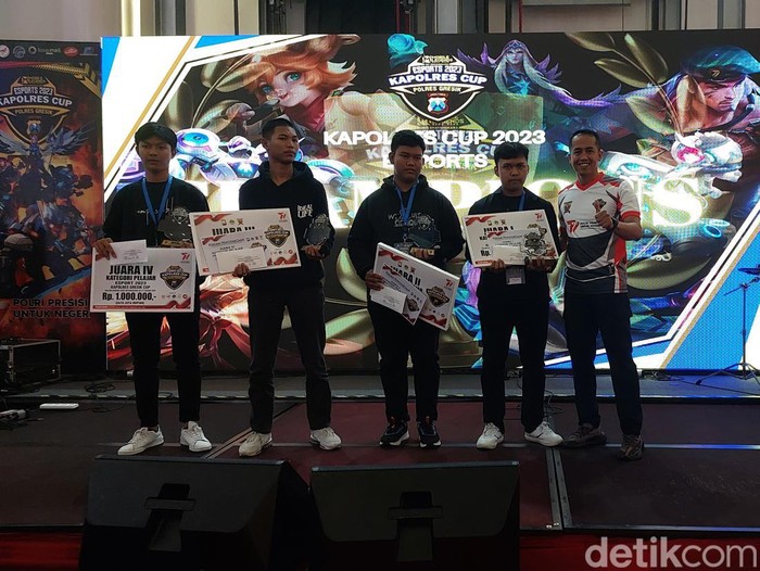 Berbagai kegiatan digelar polisi dalam memeriahkan Hari Bhayangkara ke-77. Salah satunya menggelar turnamen Esports Mobile Legend.