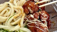Seperti ini tampilan salah satu menu udon. Dibungkus dalam wadah mika, udon itu pun dilengkapi topping ayam panggang, sayuran, dan daun bawang. Foto: soranews24.com