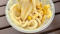 Menu ini lebih unik karena dikemas dalam wadah cup minuman. Sebelum dimakan, udonnya perlu dikocok dulu. Udon ini disiram dengan sup jagung dan disajikan dingin. Foto: soranews24.com