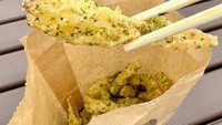 Sebagai pelengkap, ada tempura kentang yang dilapisi tepung bercampur rumput laut. Luarnya renyah tetapi lembut di dalam. Foto: soranews24.com