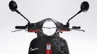 Kombinasi warna itu mewakili karakter kartun Mickey Mouse. Terutama jika melihat spion berwarna hitam metalik layaknya telinga besar karakter tersebut. Foto: Dok. Vespa Indonesia
