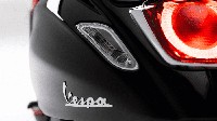 Ada beberapa aksen chrome seperti embos tulisan Vespa. Foto: Dok. Vespa Indonesia