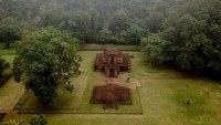 Foto udara sejumlah pengunjung berada di halaman Candi Tinggi, Kawasan Cagar Budaya Nasional (KCBN) Muara Jambi, Muaro Jambi, Jambi, Minggu (2/7/2023).