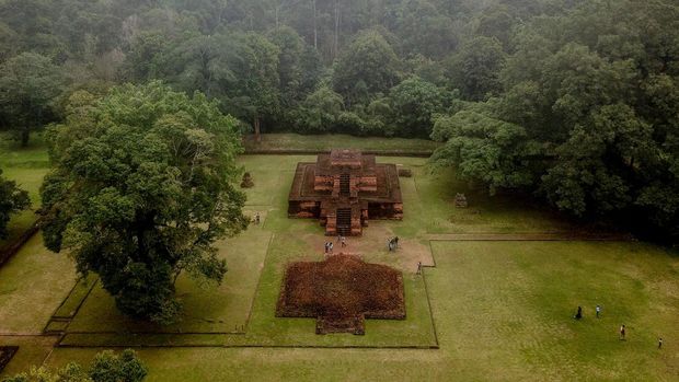 Foto udara sejumlah pengunjung berada di halaman Candi Tinggi, Kawasan Cagar Budaya Nasional (KCBN) Muara Jambi, Muaro Jambi, Jambi, Minggu (2/7/2023). Dinas Pariwisata Pemuda dan Olahraga Muaro Jambi mencatat, jumlah rata-rata kunjungan wisatawan selama libur Lebaran Idul Adha di kawasan pendidikan tertua di Indonesia dan terluas di Asia yang berdiri sejak abad 7 hingga 12 Masehi itu mencapai seribu pengunjung per hari. ANTARA FOTO/Wahdi Septiawan/YU