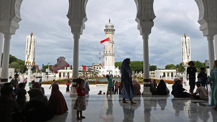 Wisatawan domestik dari berbagai daerah mengunjungi masjid raya Baiturahman yang menjadi salah satu destinasi wisata religi pada libur lebaran Idul Adha 1444 Hijriah di Banda Aceh, Aceh, Sabtu (1/7/2023). Masjid Raya Baiturahman yang dibangun pada tahun 1612 masehi telah menjadi ikon provinsi Aceh dan destinasi wisata religi favorit wisatawan domestik dan mancanegara di kota Banda Aceh. ANTARA FOTO/Irwansyah Putra/foc.