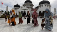 Wisatawan domestik dari berbagai daerah mengunjungi masjid raya Baiturahman yang menjadi salah satu destinasi wisata religi pada libur lebaran Idul Adha 1444 Hijriah di Banda Aceh, Aceh, Sabtu (1/7/2023).