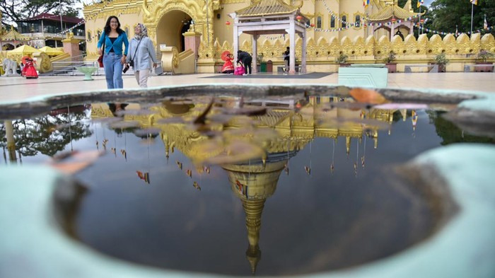 Sejumlah warga berkunjung di Taman Alam Lumbini, Karo, Sumatera Utara, Minggu (2/7/2023). Taman seluas tiga hektare tersebut memiliki pagoda mirip Pagoda Shwedagon Myanmar yang merupakan pagoda tertinggi di Indonesia dan dilengkapi penyewaan busana tradisional Korea sehingga menjadi daya tarik bagi wisatawan saat berkunjung ke objek wisata religi tersebut. ANTARA FOTO/Fransisco Carolio/nym.
