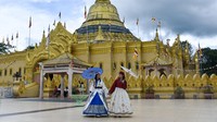 Pengunjung mengenakan busana tradisional Korea saat berkunjung di Taman Alam Lumbini, Karo, Sumatera Utara, Minggu (2/7/2023).