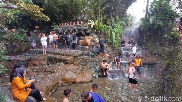 Wisatawan saat menyerbu obwis Sariater, Subang