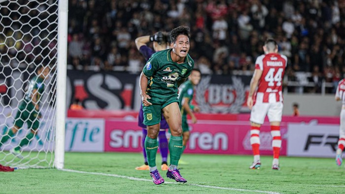 Wonderkid Persebaya, Toni Firmansyah, mengukir debut yang manis. Ia menjadi penentu kemenangan dalam laga perdana Bajul Ijo di Liga 1 2023/2024.