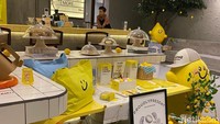 Area bar berwarna kuning terlihat  mencolok ya? Di bar inilah aneka kopi dan mocktail diracik.