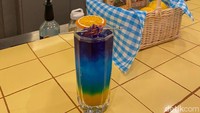 Kalau mau mocktail, icip Aurora Ade (Rp 45.000). Mocktail ini dibuat dari sparkling water, ekstrak bunga telang, dan lemon marmalade. 