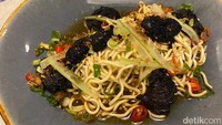 Truffle Omurice (Rp 95.000) merupakan nasi berselimut telur omelet yang diberi saus tomat di sekelilingnya. Toppingnya kulit ayam goreng, irisan daun bawang, dan cabe rawit. 