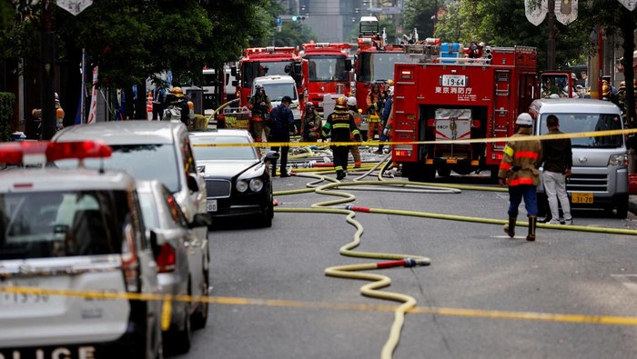 4 Orang Terluka Imbas Ledakan Gedung di Tokyo Injured people are evacuated from the site of an apparent explosion near Shimbashi station in Tokyo, Japan July 3, 2023. REUTERS/Issei Kato