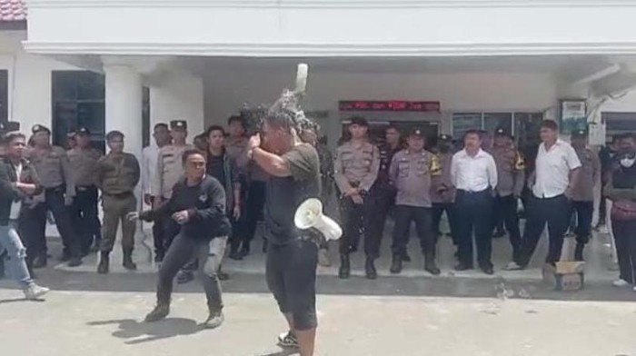 Aksi pendemo di Kejari Tanjungbalai menyiram bensin ke badannya. (Foto: Istimewa)