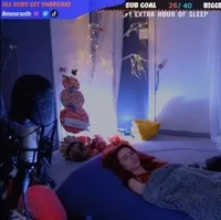 Amouranth dibayar dengan menyajikan live streaming saat dirinya terlelap di malam hari. Siapa sangka konten uniknya di OnlyFans itu membuatnya jadi banyak uang. Foto: dok. Twitch/@Amouranth