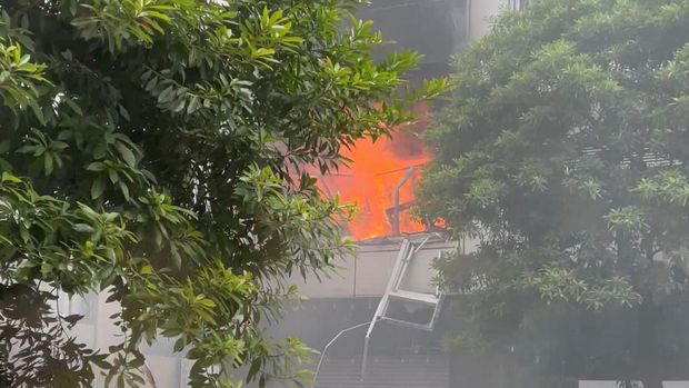 Api membumbung dari jendela menyusul ledakan di sebuah gedung di Tokyo, Jepang 3 Juli 2023 dalam tangkapan layar ini diperoleh dari sebuah video. (Video Obtained by REUTERS)