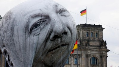 Protes Dana Pembangunan, Balon Bergambar Olaf Scholz Mejeng di Berlin