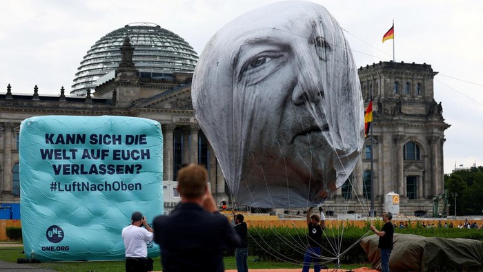 Balon Bergambar Wajah Olaf Scholz Mejeng di Berlin Anggota ONE memasang balon bergambarkan wajah Kanselir Jerman Olaf Scholz di depan Reichstag, Berlin, Jerman. Begini penampakannya.
