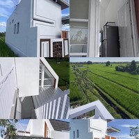 Selanjutnya, akun TikTok @maswindo_jombang merekam detail bangunan dari atas dan bagian depan pintu rumah. Lantai dua menggunakan pagar besi yang dicat putih. Foto: Dok. TikTok @maswindo_jombang.