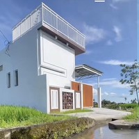 Selain pemandangan sawah, akun TikTok @maswindo_jombang mengunggah ada aliran air yang mengalir di dekat rumah yang menambah kesan asri. Bangunan rumah aesthetic ini tidak mempunyai tetangga di sekitarnya. Foto: Dok. TikTok @maswindo_jombang.