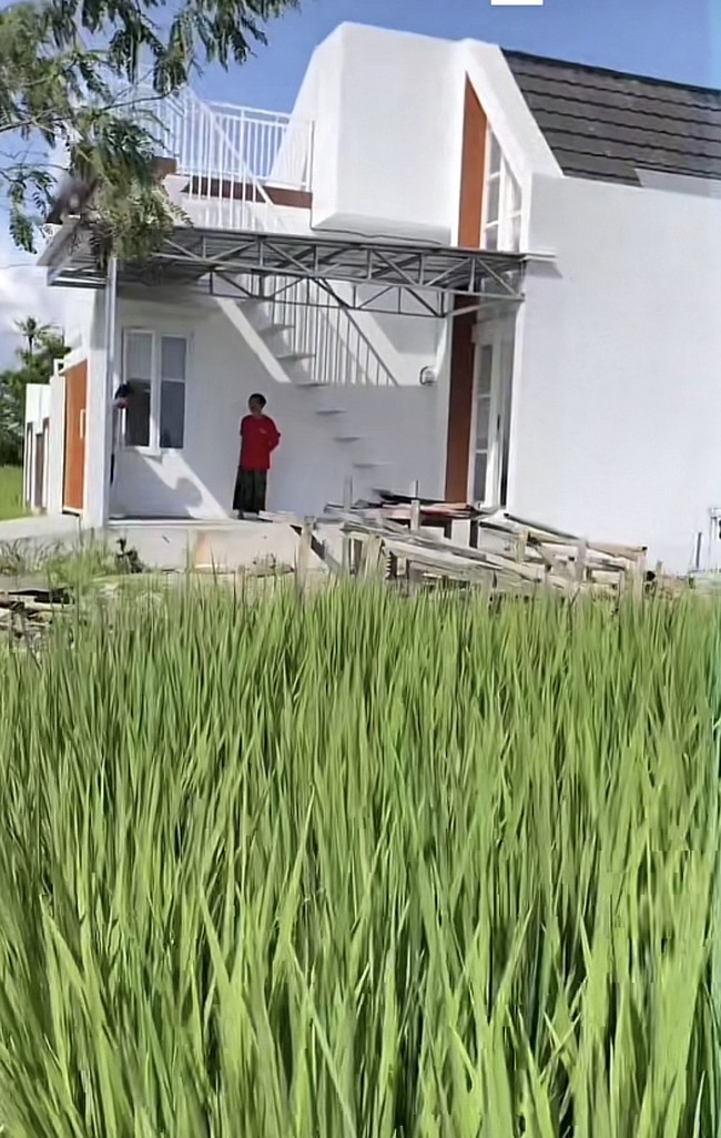 Akun TikTok @maswindo_jombang menunjukkan rumah tersebut memanfaatkan kanopi di dak untuk menjadi balkon di lantai dua. Terdapat akses tangga di halaman rumah. Foto: Dok. TikTok @maswindo_jombang.