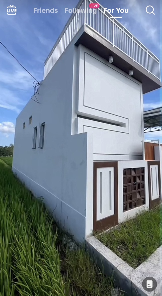 Unggahan tentang rumah di sawah itu mulai viral berawal dari akun TikTok @maswindo_jombang. Bangunan rumah yang berwarna putih ini memiliki dua lantai dengan konsep yang minimalis. Foto: Dok. TikTok @maswindo_jombang.