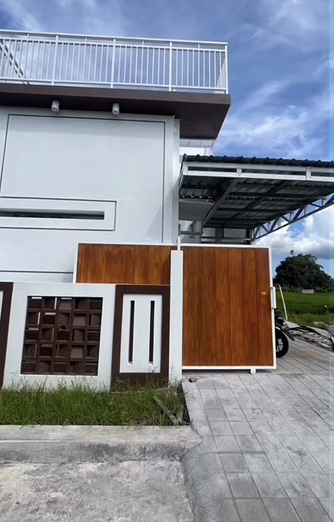 Pagar besi hollow dan besi galvanis menambah kesan aesthetic pada bangunan rumah. Penggunaan pagar besi dorong bisa menghemat lahan. Foto: Dok. TikTok @maswindo_jombang.