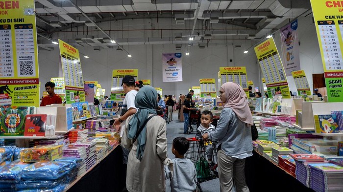 Pengunjung melihat buku yang dijual pada bazaar buku internasional Big Bad Wolf di Kota Baru Parahyangan, Kabupaten Bandung Barat, Jawa Barat, Minggu (2/7/2023). Bazaar buku internasional Big Bad Wolf yang berlangsung hingga 9 Juli 2023 tersebut menyediakan sebanyak dua juta buku dari penulis lokal hingga penulis internasional yang dijual mulai harga Rp10 ribu. ANTARA FOTO/Raisan Al Farisi/nym.