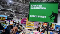 Pengunjung melihat buku yang dijual di bazar Big Bad Wolf, Kota Baru Parahyangan, Kabupaten Bandung Barat, Jawa Barat, Minggu (2/7/2023). 