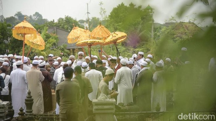 Beginilah penampakan peziarah saat mendatangi makam keramat di Pulau Bangka