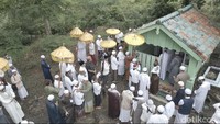 Beginilah penampakan peziarah saat mendatangi makam keramat di Pulau Bangka (Foto: Deni Wahyono).