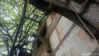 Pengait kunci pada salah satu pintu depan bekas Halte Lobener di Desa Telukagung, Kecamatan Indramayu, Kabupaten Indramayu. Pintu kayu ini jadi salah satu yang masih utuh meski terlihat rapuh.
