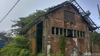 Material kayu terlihat pada tembok gedung eks Halte Lobener.