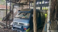 Penampakan mobil angkot nongkrong di pintu masuk eks halte Lobener.  Bangunan yang tidak lagi beroperasi sejak tahun 1973 itu sempat masih digunakan untuk aktivitas lain. Ketika itu, kondisi jalan menuju pusat kota Indramayu masih sempit.
