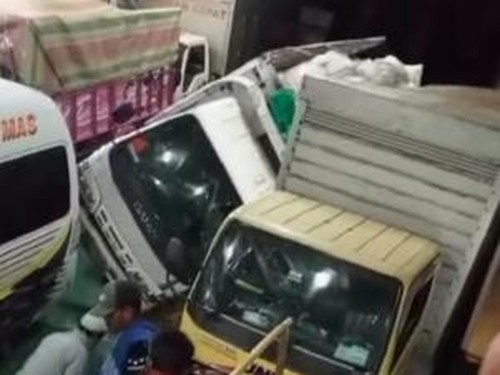 Belasan kendaraan motor hingga truk muatan kapal terguling akibat dihantam gelombang yang diprediksi mencapai lebih dari 2 meter di penyeberangan Poto Tano, Sumbawa pada Minggu malam (2/7/2023). (tangkapan layar)