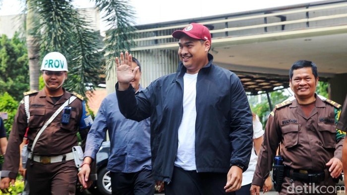 Menpora Dito Ariotedjo memenuhi pemanggilan Kejagung untuk diperiksa sebagai saksi kasus korupsi BTS Kominfo, Senin (3/7/2023). Dito datang dengan mengenakan jaket hitam.