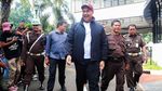 Berjaket Hitam dan Topi Merah, Menpora Penuhi Panggilan Kejagung