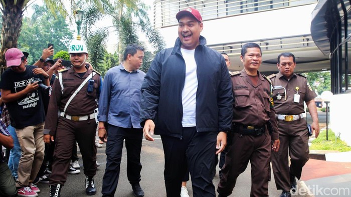 Menpora Dito Ariotedjo memenuhi pemanggilan Kejagung untuk diperiksa sebagai saksi kasus korupsi BTS Kominfo, Senin (3/7/2023). Dito datang dengan mengenakan jaket hitam.