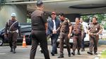 Berjaket Hitam dan Topi Merah, Menpora Penuhi Panggilan Kejagung