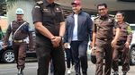 Berjaket Hitam dan Topi Merah, Menpora Penuhi Panggilan Kejagung