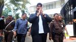 Berjaket Hitam dan Topi Merah, Menpora Penuhi Panggilan Kejagung