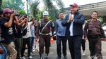 Berjaket Hitam dan Topi Merah, Menpora Penuhi Panggilan Kejagung